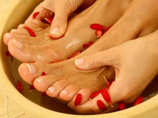 Fungus treatment bath between toes