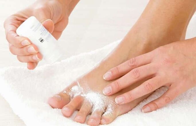 Fungus-affected feet can be sprinkled with baking soda